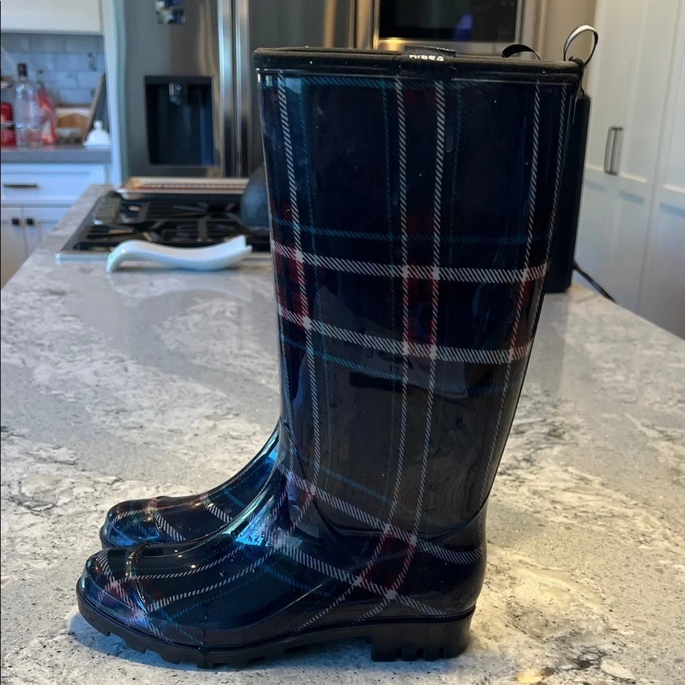Plaid Glossy Rain Boots in Black Size 7